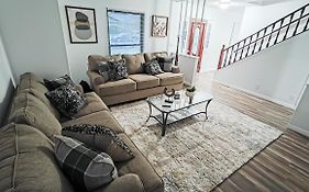 Large Family Home With Pool Close To Sea World